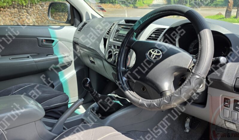 
								Toyota Hilux 3.0 D-4D full									