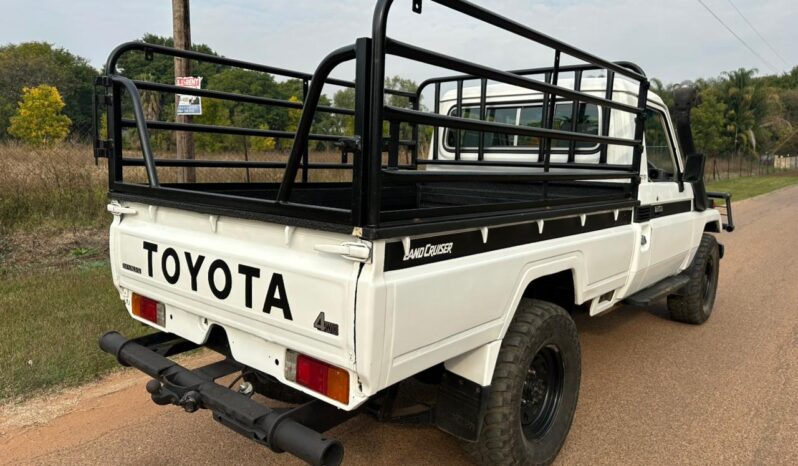 
								Toyota Land Cruiser full									