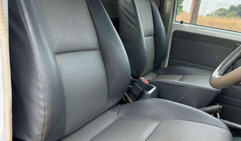 
								Toyota Land Cruiser full									