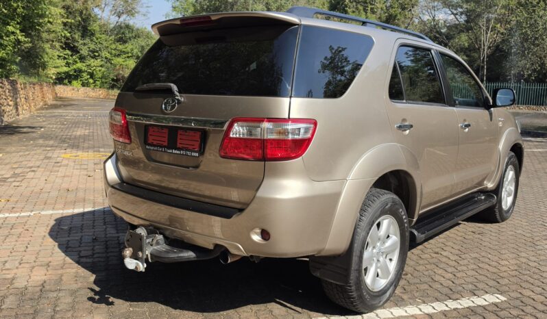 
								2011 Toyota Fortuner 3.0 D-4D full									